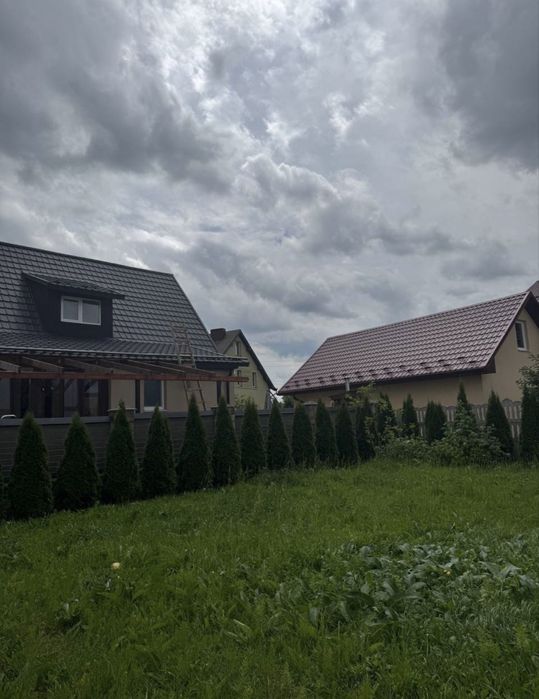 Великий будинок біля Велесу Метро