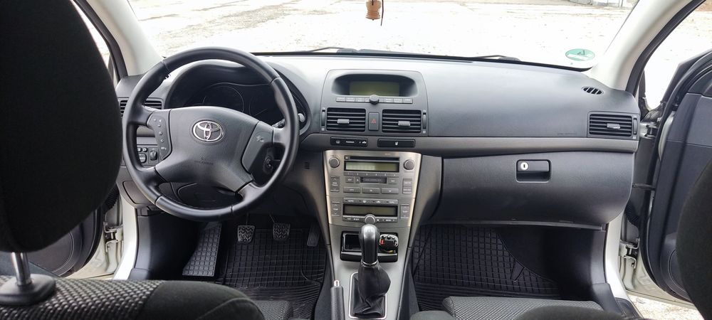 Тойота Авенсис 2.0 2004