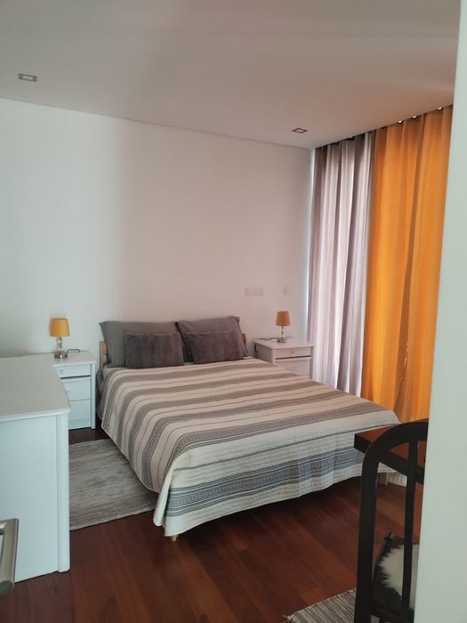 Quarto com varanda para duas pessoas.