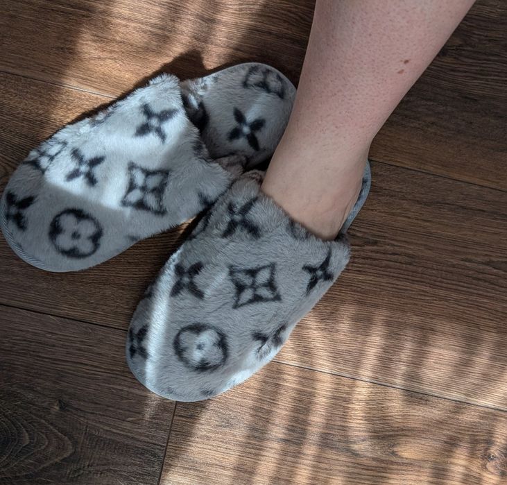Klapki pantofle kapcie logowane szare nowe 40-41