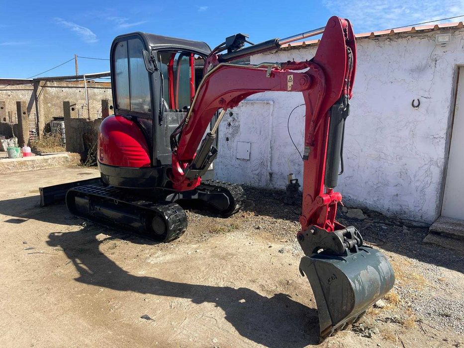 JCB 8025 zts (2.9T) - 2017 - 2340 horas com 3 baldes, CE e manuais - Raio zero