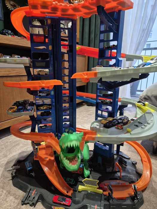 Garaż T-Rexa hot wheels tor
