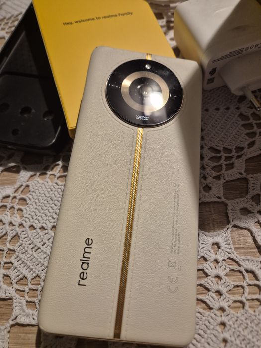 Realme 11 pro 5g . Pęknięta szybka na górze ekranu