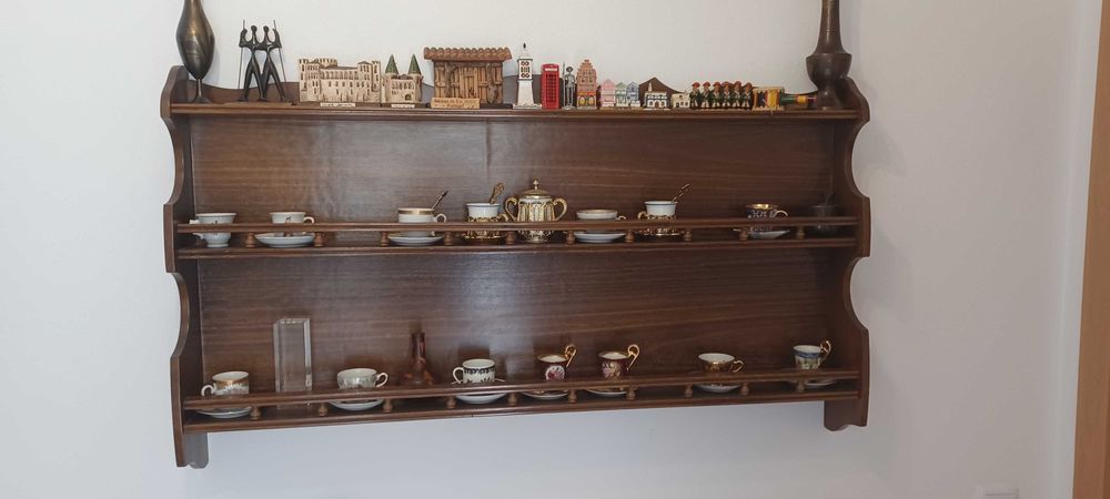 Estante expositora em madeira