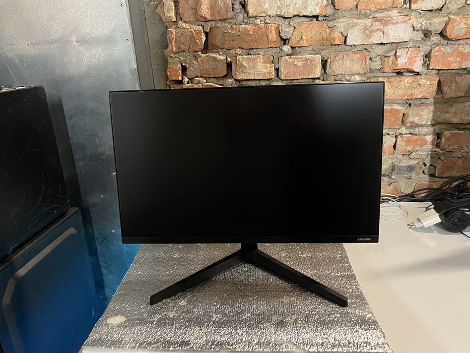 Безрамковий монітор Samsung 24 діагональ