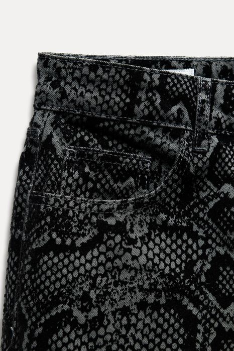 ZARA джинси флоковані зі зміїним принтом