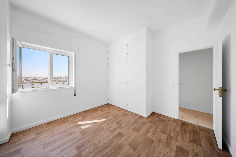 T2+1 renovado com vista rio varanda na sala e cozinha