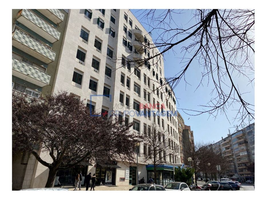 Escritório com 846m2 na Av. Columbano Bordalo Pinheiro