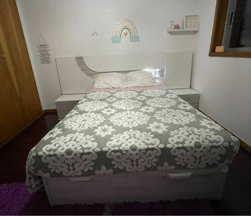 Quarto de casal (cama sommier + cabeceira + 2 mesinhas + cómoda)
