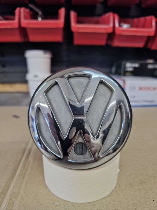 Emblemat Klapy VW Bora Jetta IV Przycisk Otwierania Klapy 1J5962103