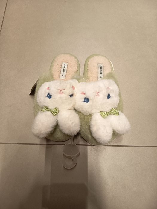 Nowe zielone futrzane kapcie buty