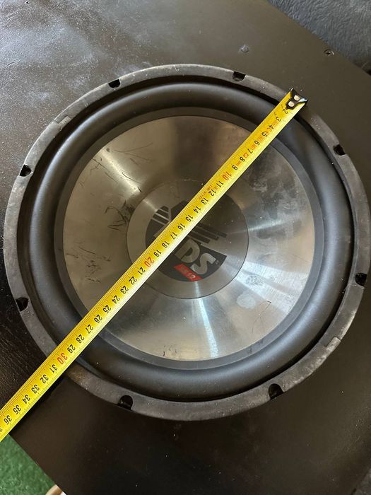 Tuba basowa wraz z głośnikiem