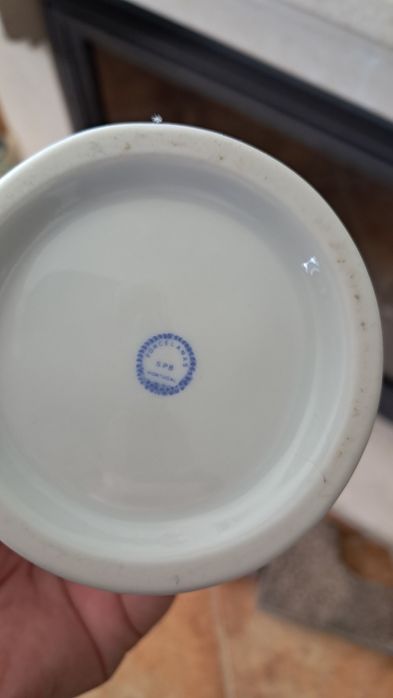 Estatueta em porcelana em forma de regador.