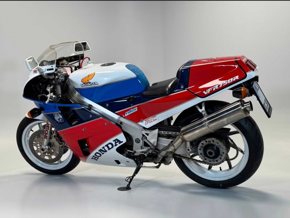 Honda rc 30 750 do ano 1988 mota 100% original tanto de pintura como carnagens único dono e sempre bem estimada se entrega matriculada e revisada.