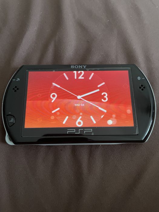 Sony PSP Go + karta pamięci 8 GB + etui | ARK-4 | Oryginalna ładowarka