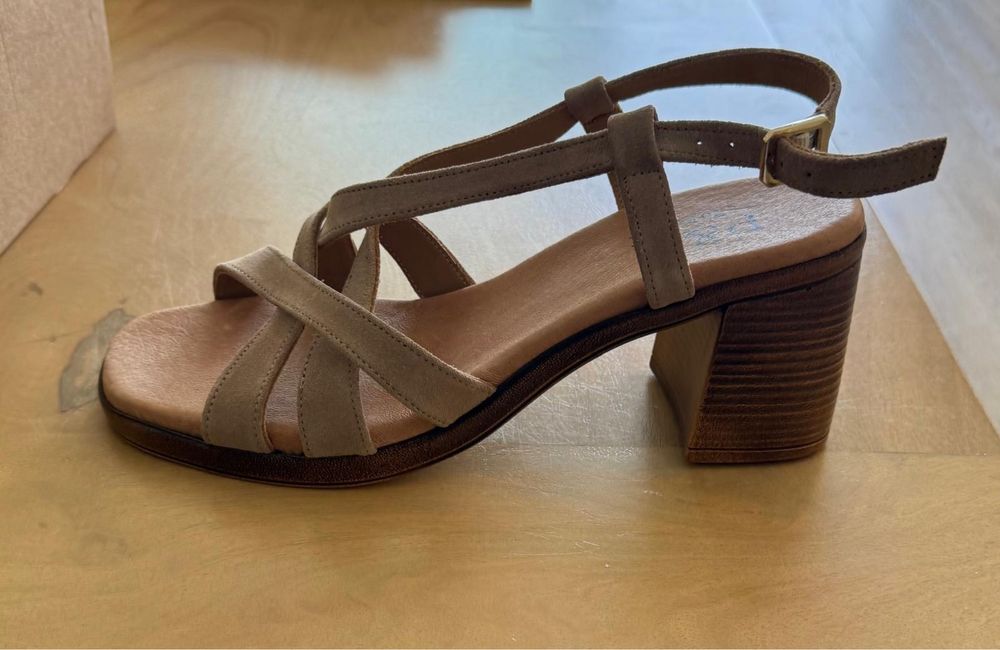 Sandalias beige de camurca  P&M Fashion Loft - 40