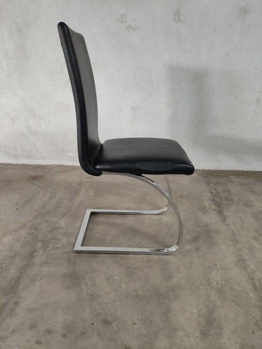 Cadeiras em aço cromado e pele sintética