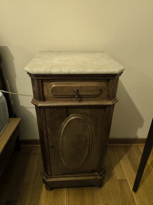 Conjunto Cama Antiga + Mesa de Cabeceira em Madeira e Mármore