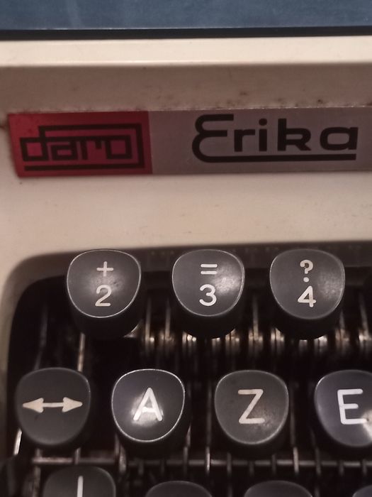 Maquina de escrever antiga marca Erika modelo 32