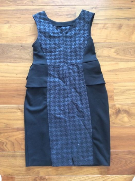 Sukienka z baskinką z modną wstawką.