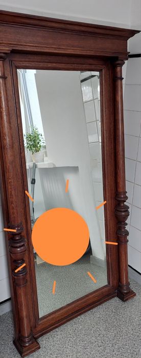 Lustro w drewnianej ramie