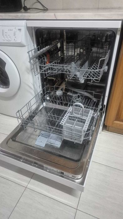 Máquina de Lavar Loiça Hotpoint Ariston – A Funcionar – 150€