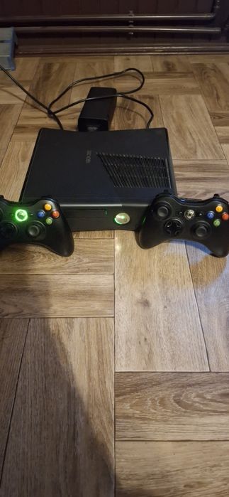 Sprzedam XBOX 360 w stanie sprawnym.