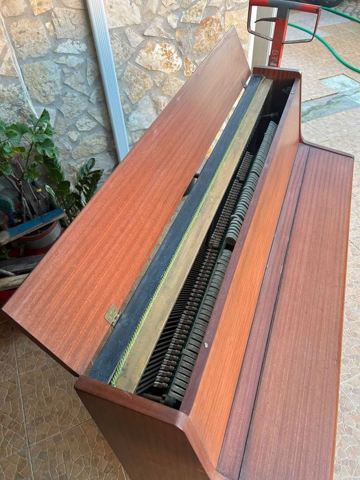 Piano vertical Barratt & Robinson – bom estado geral