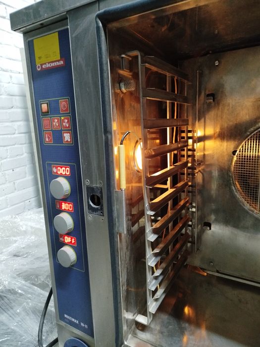 Пароконвектомат з функцією коптильної шафи.