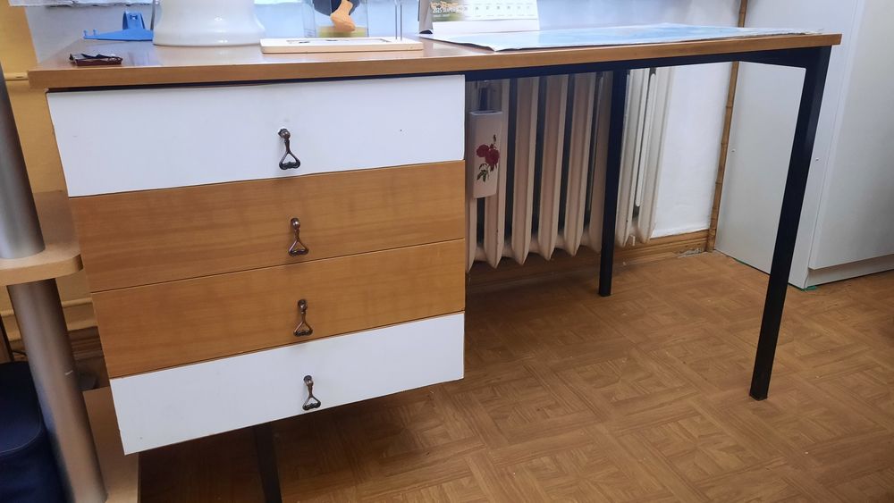 Biurko z czterema szufladami.