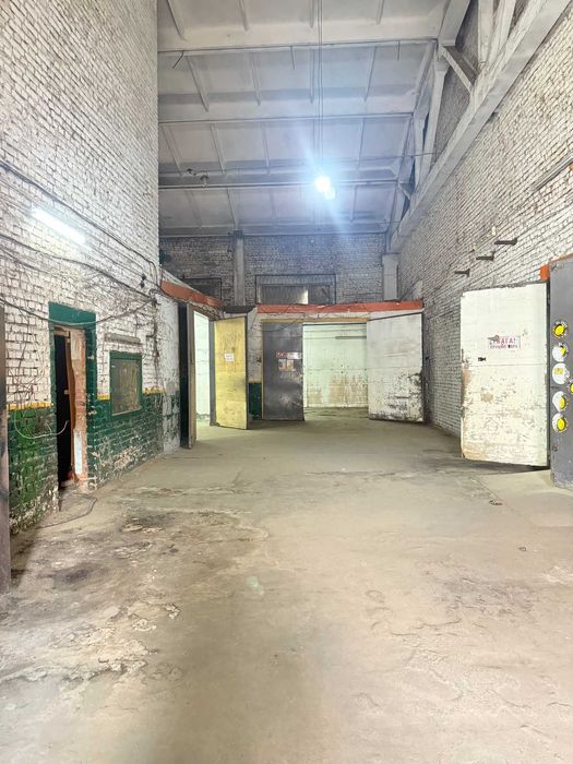 Здається складське приміщення площею 350 кв.м. Вигідна ціна. Рампа