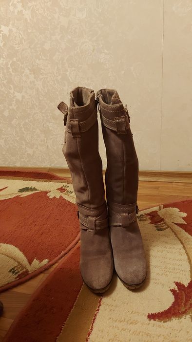 Продаю  замшевые женские сапоги!! В отличном состоянии!!
