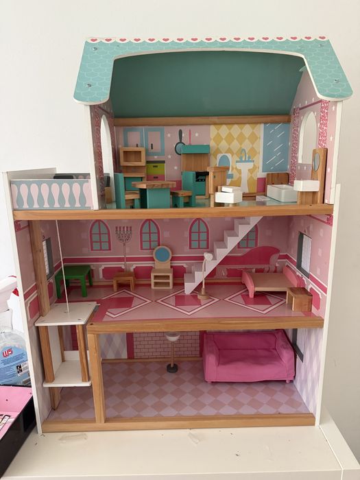 Domek dla lalek drewniany z mebelksmi min. Ikea