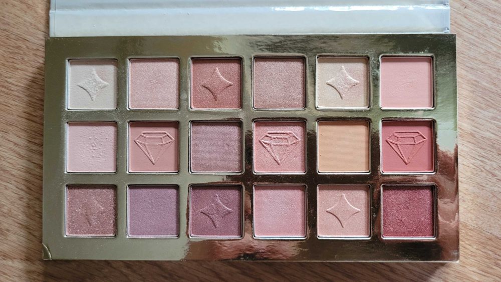 Chic Nudes paleta cieni Ellen Tracy