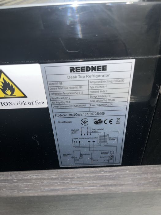 Холодильна кондитерська вітрина reednee