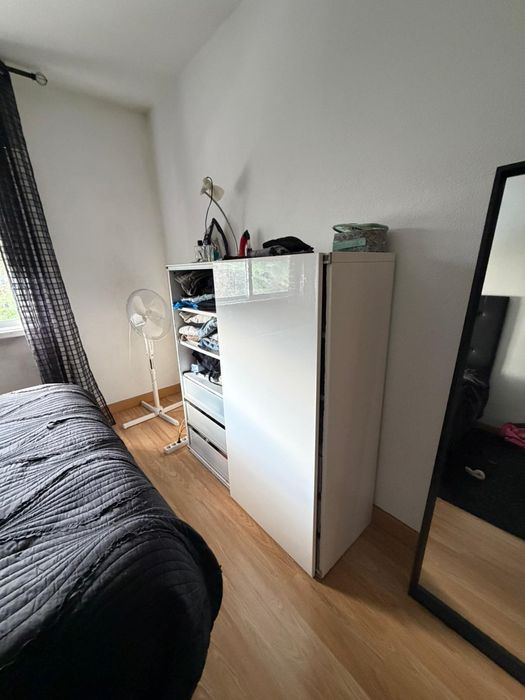 Cómoda branca de porta de correr