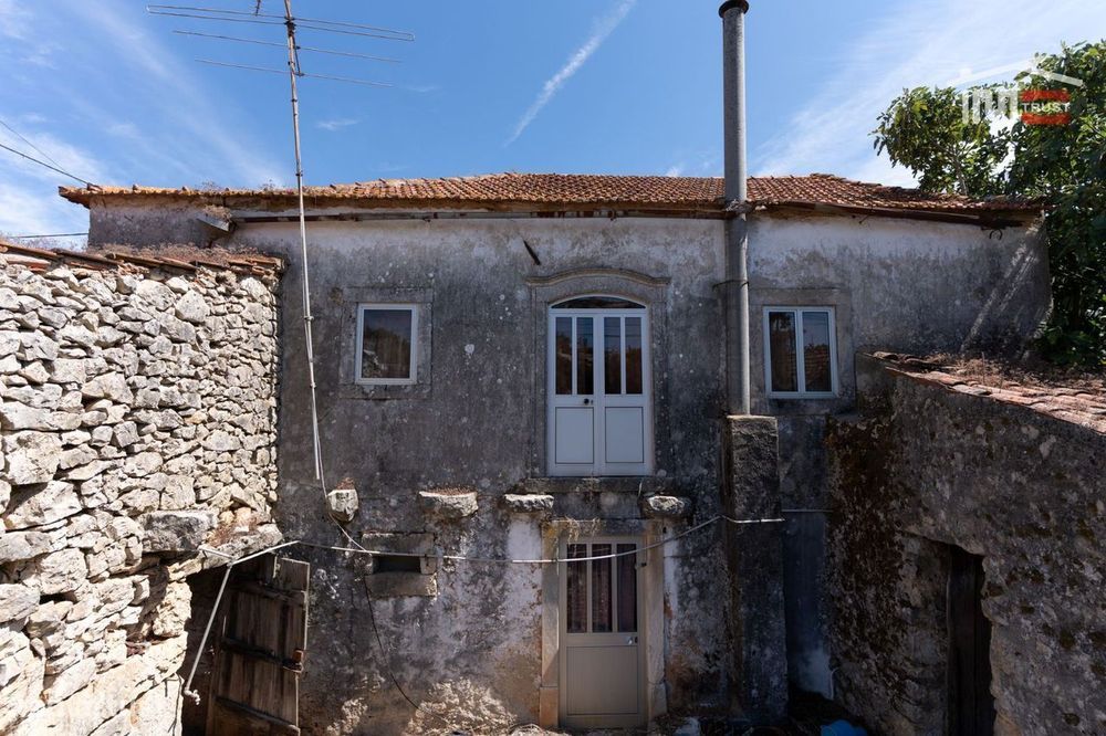 Moradia T3 para Restauro em Alqueidão da Serra