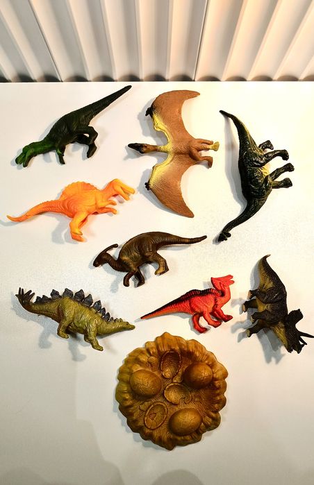 Zestaw 9 figurek (gniazdo + 8 dinozaurów)