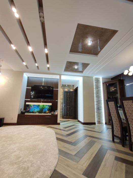 Велика  3-кімнатна квартира з дизайнерським ремонтом