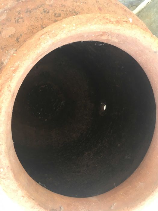 Pote em terracota com base em ferro batido