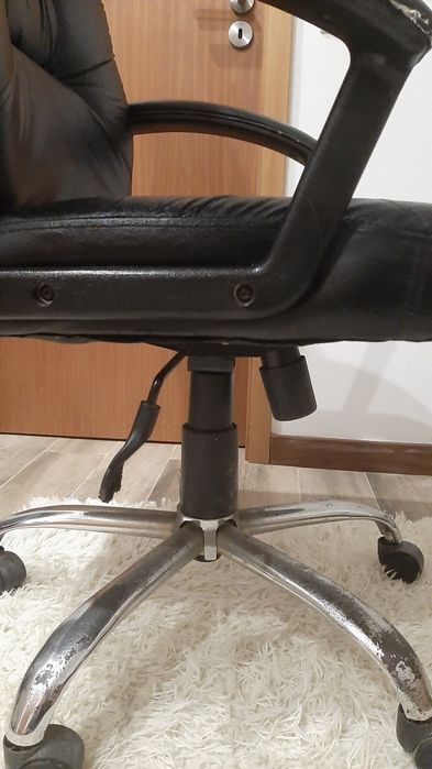 Cadeira escritório giratória com rodas