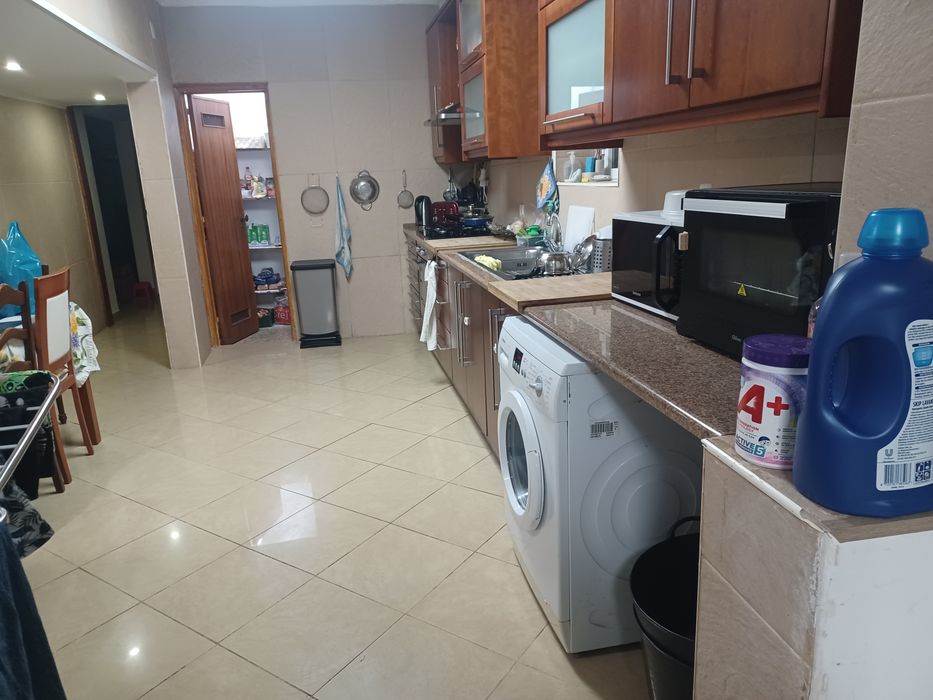 Quarto com cama de casal a 5 minutos da estação de comboios.