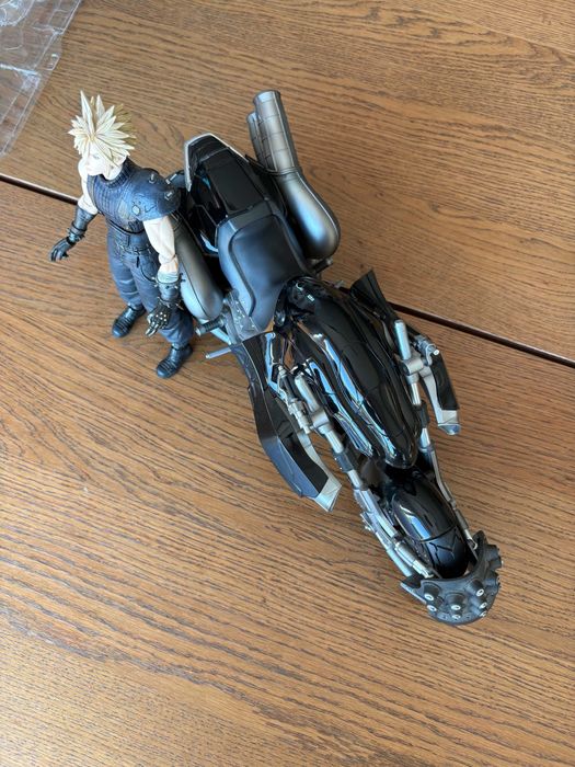 Action Figure: Final Fantasy VII Remake - Play Arts Cloud Strife & Hardy Daytona