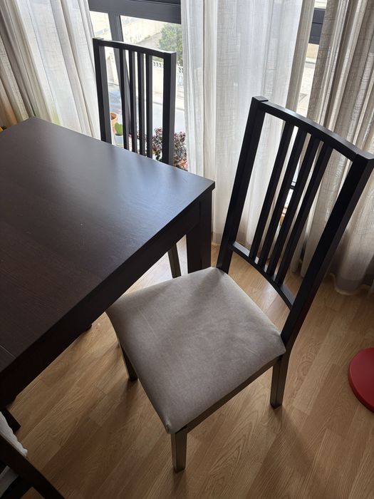Mesa extensivel com 6 cadeiras
