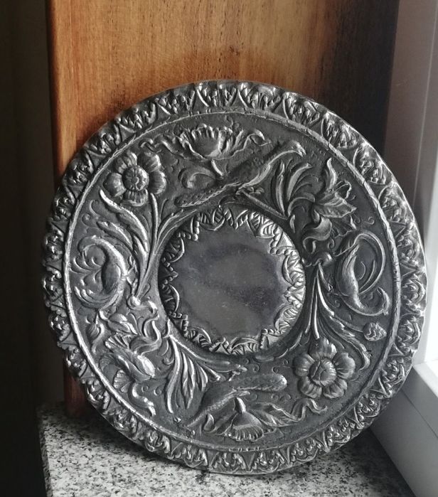Vendo prato em estanho  muito antigo.