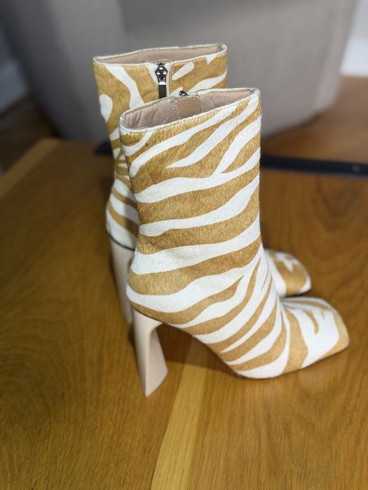 Чоботи з натурального хутра поні в принті зебра