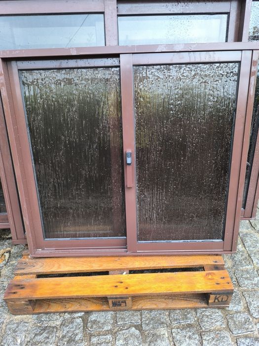 Caixilharia - Portas e janelas de correr exteriores