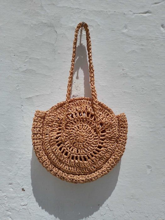 Mala feita à mão em crochet