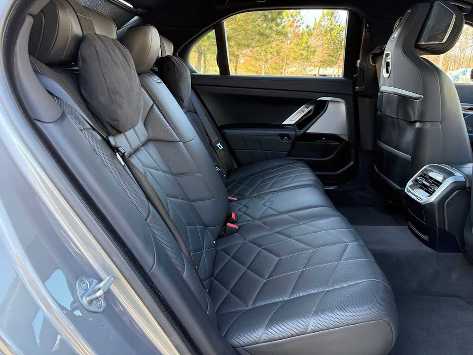 BMW i7      2023