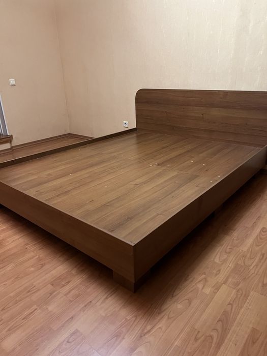 Двоспальне ліжко, стан дуже гарний б/у, розбирається, 160*200